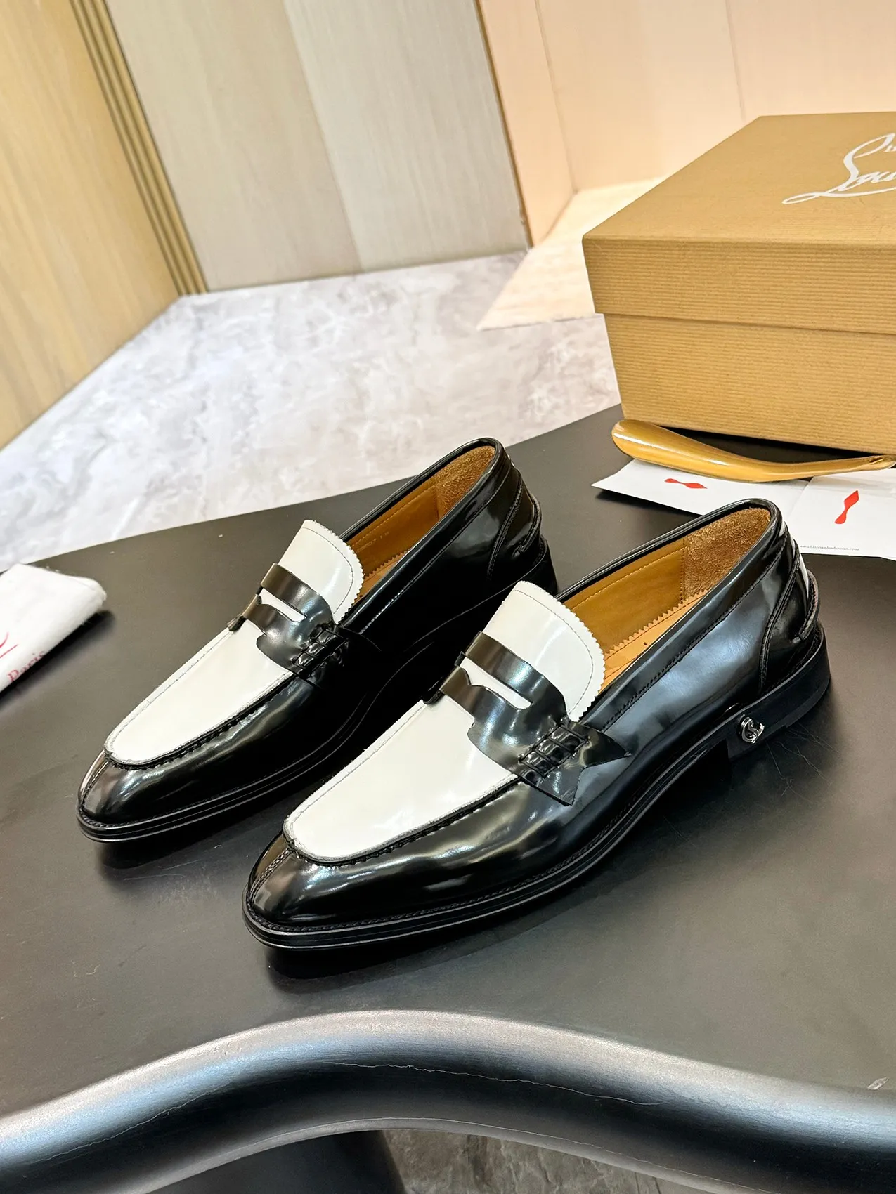 Batch 1080 yuan 💰CL～High-end men’s 👔casual loafers with red soles! ••🆑Genuine and top-quality goods from original orders ••✅💯 Purchase goods from top-quality original orders! Original imported patterned cowhide➕Imported cowhide lining➕Cowhide feet➕Original leather outsole~Size: 39-44 (38, 45.46.47 can be customized)